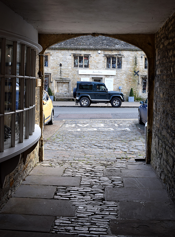 Photo of an archway in Burford